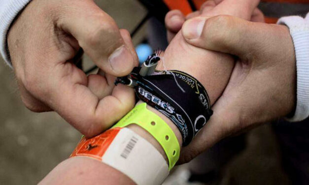 Les bracelets de festival ne sont pas sans danger, enlevez-les