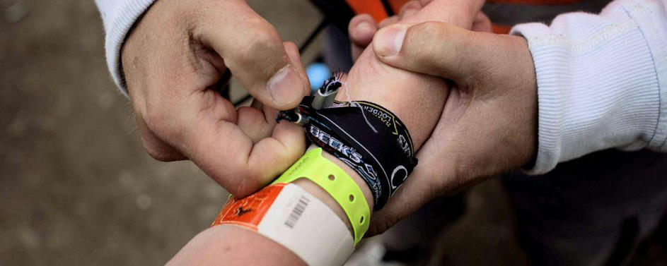 Les bracelets de festival ne sont pas sans danger, enlevez-les